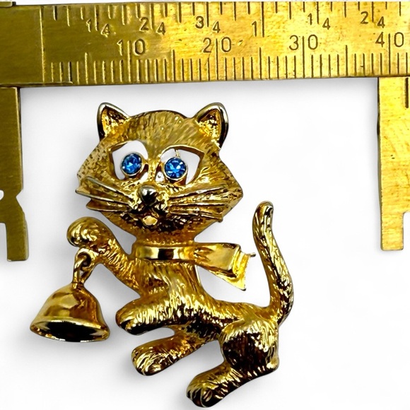 Vintage Avon Cat Bell Brooch Pin Gold Tone Rhinestone Eyes Signed Frisky Kitty - Picture 8 of 8